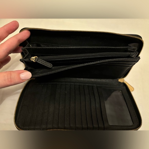 Large black Michael Kors travel wallet - Picture 3 of 4